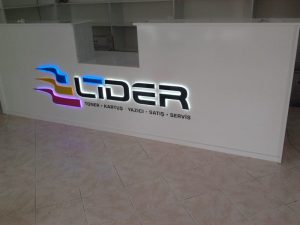 masa önü ışıklı harf