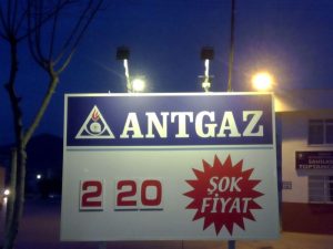 Petrol istasyonu fiyat levhası